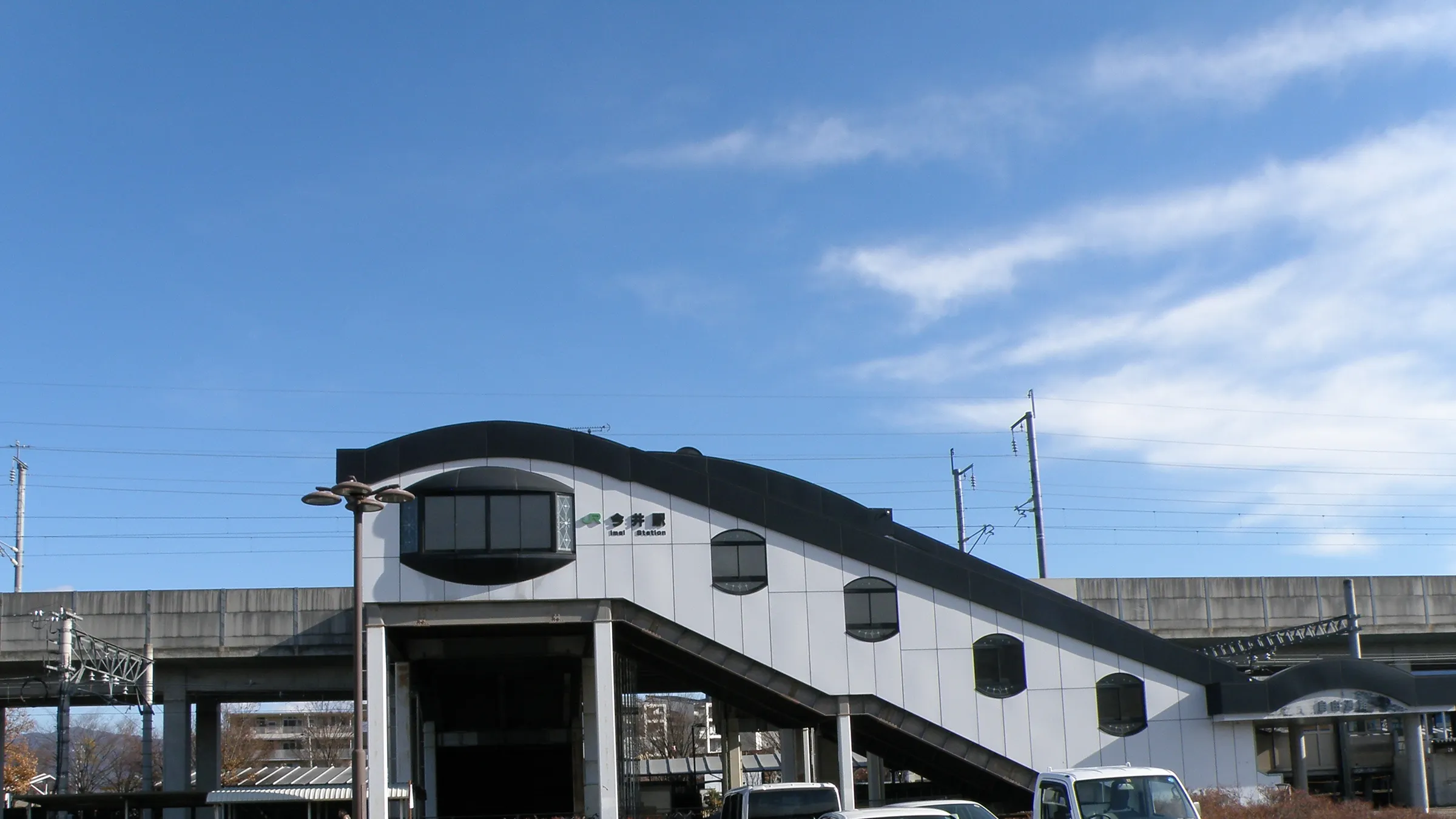 JR今井駅 施工事例|公共施設の天井に最適なアルミスパンドレル採用例